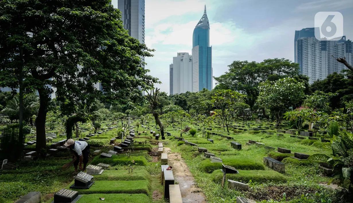 Petugas membersihkan makam yang ada di TPU Karet Bivak, Jakarta, Kamis (4/3/2021). Komisi D DPRD DKI Jakarta meminta menyederhanakan proses izin perpanjangan sewa makam karena proses birokrasi yang rumit dan dianggap mempersulit ahli waris. (Liputan6.com/Faizal Fanani)