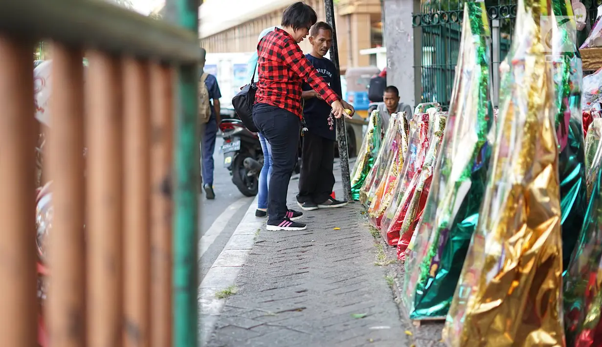 Pembeli memilih parsel yang dijual di kawasan Cikini, Jakarta, Selasa (28/5/2019). Menjelang hari raya Idul Fitri 1440 H, penjualan parsel di kawasan tersebut mulai meningkat, meskipun diakui para pedagang jumlah pejualan tidak sebanyak tahun lalu. (Liputan6.com/Immanuel Antonius)