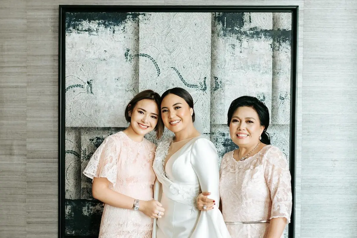 Amanda Manopo bersama ibu dan kakaknya. (Foto: Instagram @angelicamanopo)