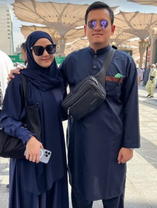 Meski sudah menikah, namun kebersamaan Jessica Anastasya dan suami masih terlihat seperti pasangan muda. Jalani ibadah umrah bareng pasangan, kebahagiaan Jessica Anastasya dan Ilham Ramadhan jadi berlipat. Tidak diunggah di feed Instagram, artis berusia 26 tahun ini unggah momen umrah tersebut di Story Instagramnya. Dengan pemandangan keindahan Tanah Suci, momen Jessica bareng sang suami jadi makin manis. (Liputan6.com/IG/@jessicaanastasya20)