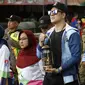 Selebritas, Bertrand Antolin menjadi salah satu pembawa lentera Asian Para Games dalam torch relay di Solo, Rabu (5/9).(Liputan6.com/Fajar Abrori)