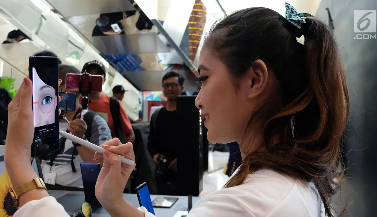 Pengunjung mencoba aplikasi saat pembukaan Samsung Galaxy Premium Studio di Central park, Jakarta, Sabtu (1/9). Di sini pengunjung dapat mencoba dan merasakan fitur dari Samsung Galaxy Note 9. (Merdeka.com/Arie Basuki)