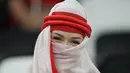 Seorang fans wanita tim Inggris berpose untuk foto sebelum pertandingan grup B Piala Dunia 2022 Qatar antara Inggris dan Amerika Serikat di Stadion Al Bayt di Al Khor, Qatar, Sabtu (26/11/2022). Fans-fans cantik Inggris dan Amerika Serikat mengenakan atribut mendukung negaranya saat laga berlangsung. (AP Photo/Julio Cortez)