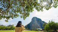Turis di Gunung Khao Chi Chan merupakan bukit yang diukir dengan gambar Buddha pada 1996. (Dok: Tourism Thailand)