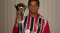 Flavio Donizete, saat mengangkat trofi Piala Dunia Antarklub 2005. (Dok. Sao Paulo)