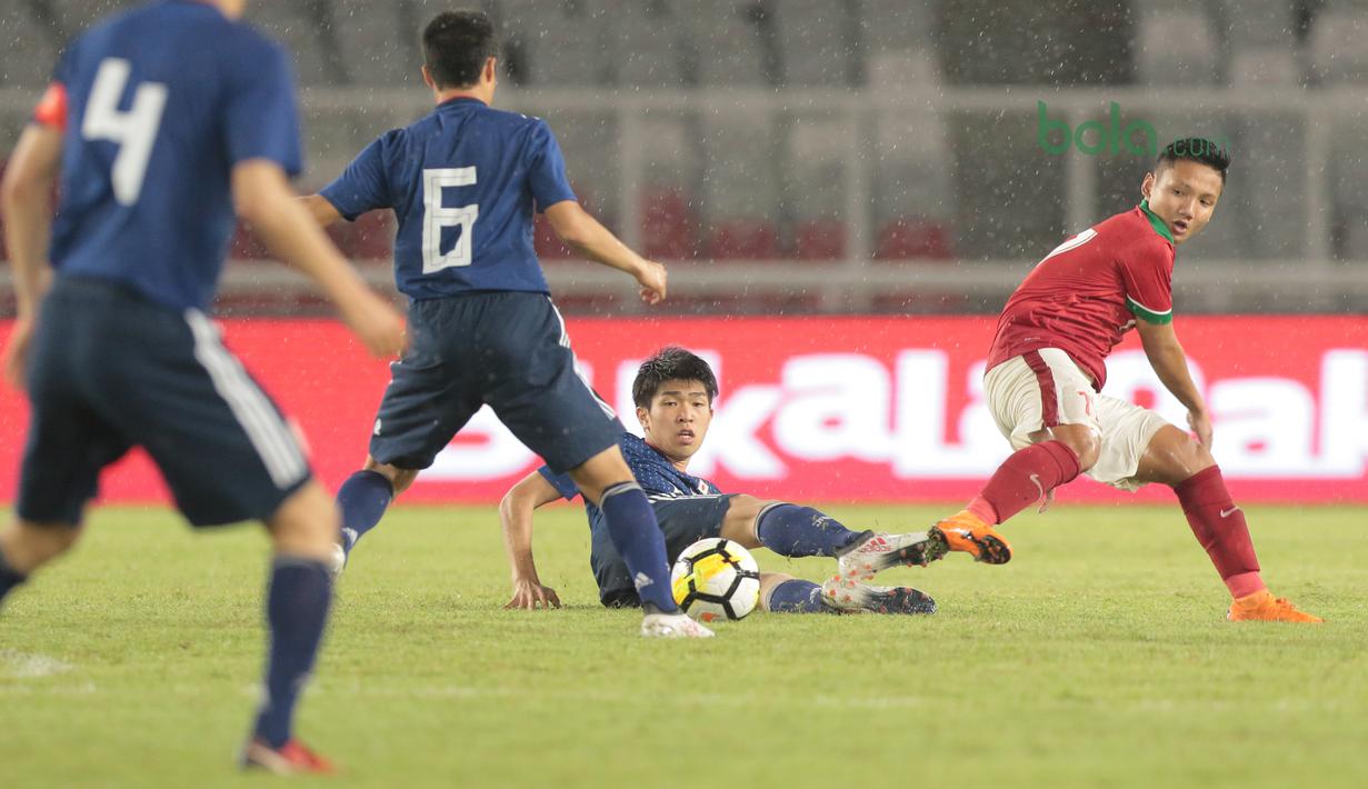 Aksi pemain Timnas Indonesia U-19, Syahrian Abimanyu saat berebut bola dengan pemain Jepang U-19 pada laga uji coba di Stadion Utama GBK, (24/3/2018). Indonesia U-19 Kalah 1-4. (Bola.com/Nicklas Hanoatubun)