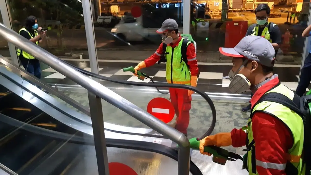 Pengelola Bandara Internasional Soekarno Hatta, PT Angkasa Pura II (AP II), menyemprotkan cairan disinfektan di  Terminal 2 dan Terminal 3 Kedatangan Internasional, Kamis (5/3/2020) dini hari.