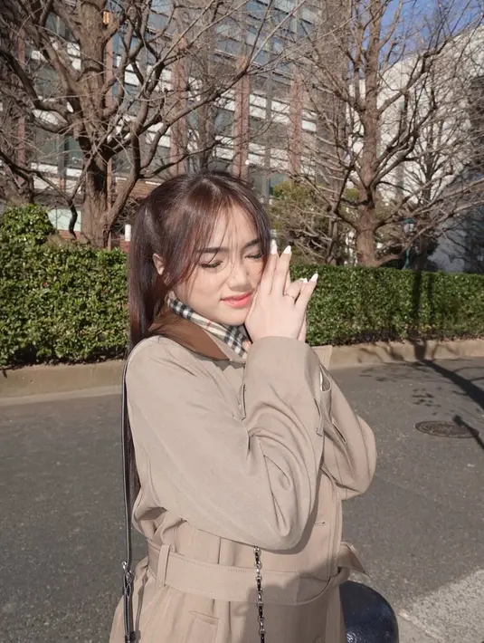 Di hari berikutnya, Fuji Utami terlihat fashionable dengan long coat dan scarf dari Burberry [@fuji_an]