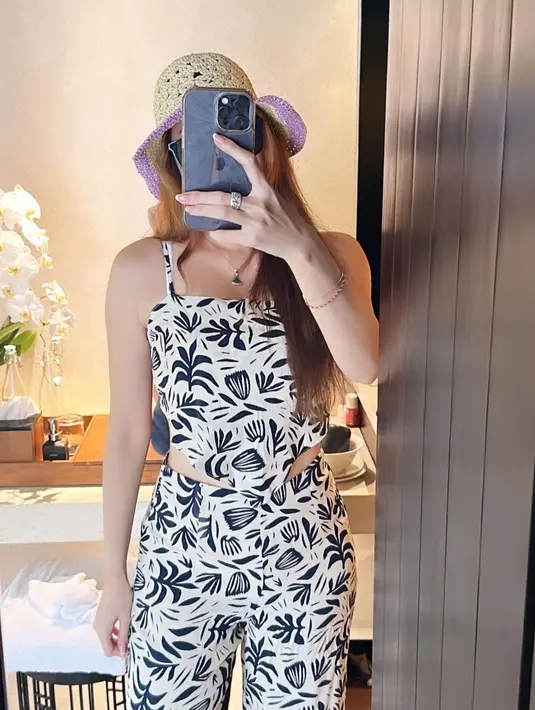 Agar makin kece, Aura Kasih melengkapi gayanya dengan topi macrame. [Instagram/aurakasih]