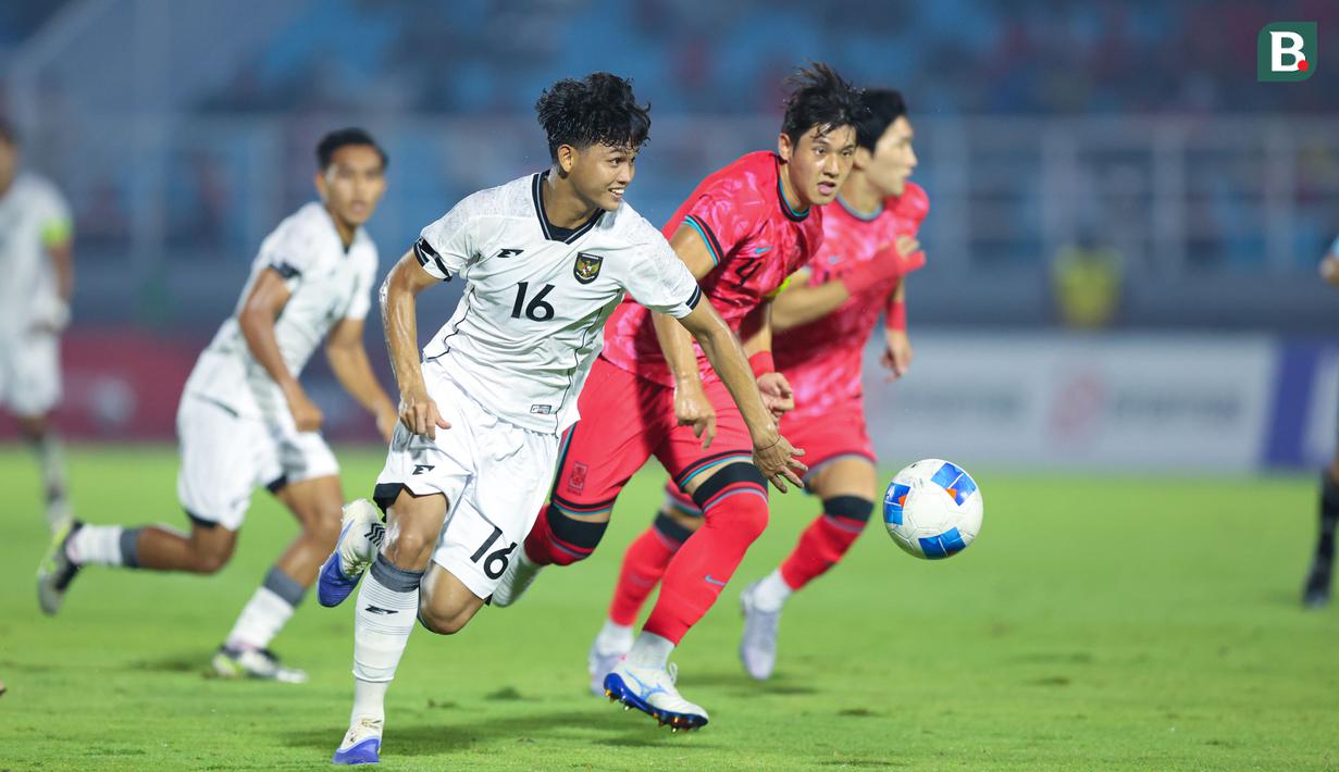 <p>Pemain Timnas Indonesia U-23, Hokky Caraka, saat melawan Timnas Korea Selatan U-23 dalam laga terakhir Grup J Kualifikasi Piala Asia U-23 2025 di Stadion Gelora Delta, Sidoarjo, Jawa Timur pada Selasa (9/9/2025) malam WIB. (Bola.com/Abdul Aziz)</p>