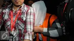 Bupati Klaten Sri Hartini menutupi wajahnya usai di periksa Komisi Pemberantasan Korupsi (KPK), Jakarta, Sabtu (31/12). Komisi Pemberantasan Korupsi menetapkan Bupati Klaten Sri Hartini (SHT) sebagai tersangka kasus suap. (Liputan6.com/Helmi Affandi)