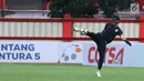 Penjaga gawang Persija, Andritany saat latihan jelang laga lanjutan Go-Jek Liga 1 Indonesia 2018 bersama Bukalapak di Lapangan PTIK, Jakarta, Jumat (29/6). Persija akan menjamu Persib, (30/6). (Liputan6.com/Helmi Fithriansyah)