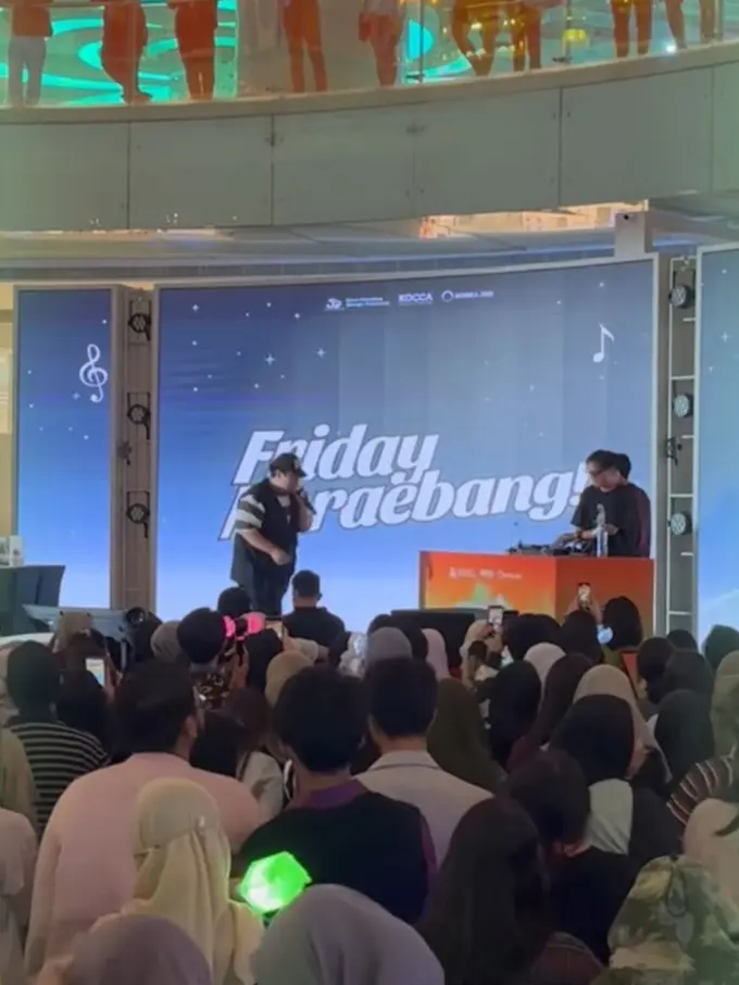 Untukmu yang senang Korea, kamu bisa karaoke party sambil belanja album atau merchandise K-Pop di Mall Jakarta