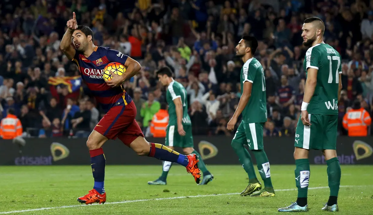 Selebrasi Luis Suarez setelah mencetak gol pertama ke gawang Eibar dalam laga La Liga Spanyol di Stadion Camp Nou, Barcelona, Senin (26/10/2015) dini hari WIB. (Reuters/Albert Gea)
