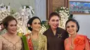 Sang kakak Krisdayanti, Yuni Shara turut hadir mengenakan kebaya brokat berwarna merah muda dengan tambahan attachment di salah satu bahu yang memanjang, berupa selendang dengan hiasan bunga 3D warna merah. [@yunishara36].