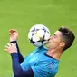 Pemain Real Madrid, Cristiano Ronaldo mengontrol bola saat sesi latihan di Munich, Jerman, Selasa (24/4). Real Madrid akan dijamu Bayern Munchen pada leg pertama semifinal Liga Champions. (Andreas Gebert/dpa/AFP)