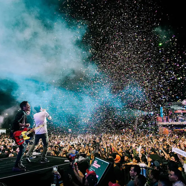 Aksi panggung NOAH saat konser di Balikpapan.