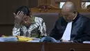 Terdakwa dugaan penerimaan suap terkait kerja sama pembangunan PLTU Riau-1, Idrus Marham (kiri) saat menjalani sidang lanjutan di Pengadilan Tipikor, Jakarta, Kamis (7/2). Sidang mendengar keterangan tiga saksi. (Liputan6com/Helmi Fithriansyah)