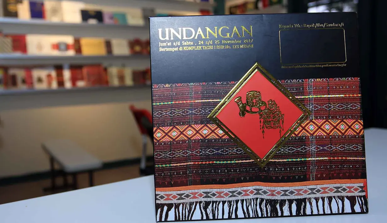 “Bedanya kedua undangan, untuk yang adat lebih ke warna penekannya, kalau nasional ciri khasnya corak kain beludru,” ungkap Yogi, selaku owner Inti Grafika. (Deki Prayoga/Bintang.com)