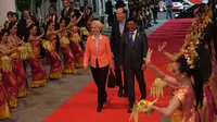 Presiden Komisi Eropa Ursula von der Leyen (kiri) didampingi Menteri Kominfo Johnny G. Plate (kanan) berjalan menuju Terminal VVIP I Bandara I Gusti Ngurah Rai, Badung, Bali, Minggu (13/11/2022). Kedatangan Presiden Komisi Eropa tersebut untuk mengikuti KTT G20 yang akan berlangsung pada 15-16 November 2022. ANTARA FOTO/Media Center G20 Indonesia/Nyoman Hendra Wibowo/wsj.