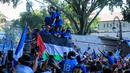 Para pemain Persib Bandung menaiki bus dalam pawai juara BRI Super League musim ini di Kota Bandung, Minggu (24/05/2026) pagi WIB. (Bagaskara Lazuardi/Bola.com)