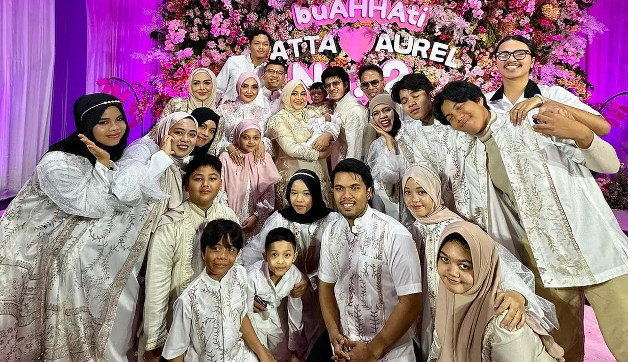 Dalam potret keluarga besar yang dibagikan Geni Faruk, terlihat mereka kompak kenakan busana nuansa pastel. [@ashanty_ash/@genifaruk]