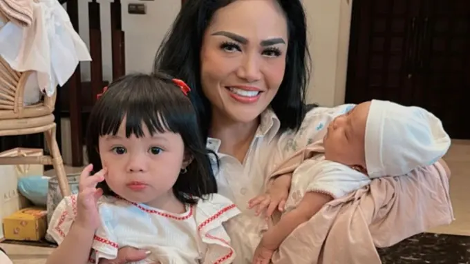 Potret Kris Dayanti, Azura, dan Ameena (Instagram/@krisdayantilemos)