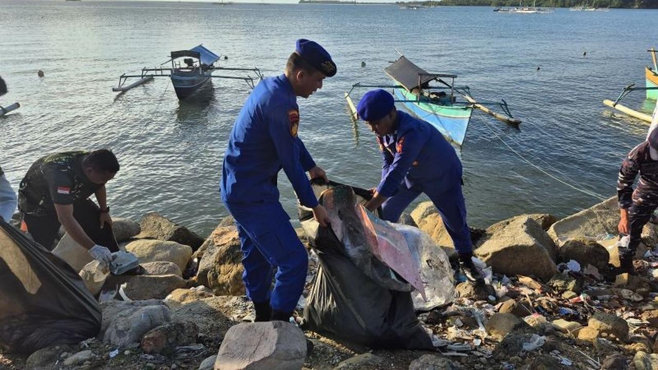 Polairud Gorontalo Pimpin Operasi Bersih Pantai, Wujudkan Pesisir Bebas Sampah