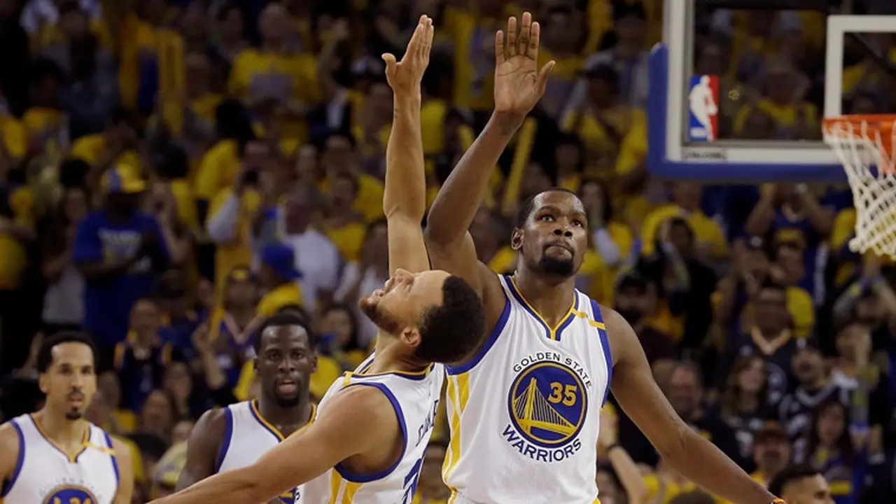 Dua bintang Golden State Warriors, Stephen Curry dan Kevin Durant.