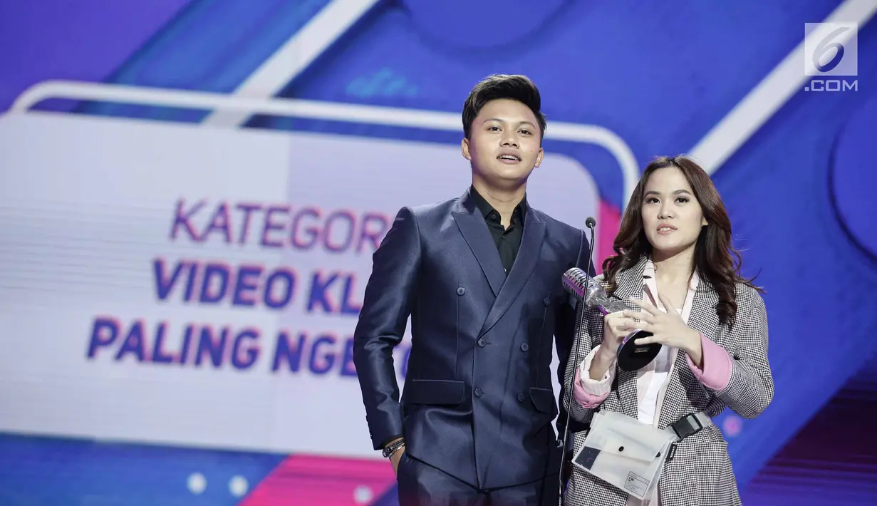 Rizky Febian dan Sherly Sheinafia saat menerima penghargaan kategori Video Klip Paling Ngetop dalam acara SCTV Music Awards 2018 di Studio 6 Emtek, Jakarta, Jumat (27/4). (Liputan6.com/Faizal Fanani)