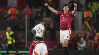 Pemain Manchester United, Harry Maguire merayakan kemenangan timnya atas Lyon dalam laga leg 2 perempat final Liga Europa 2024/2025 di Old Trafford, Manchester, Inggris, Jumat (18/04/2025) WIB. (AP Photo/Jon Super)