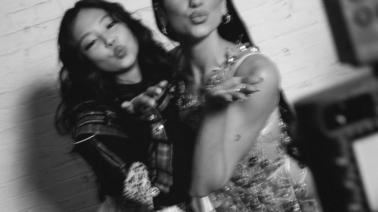 4 Potret Akrab Jennie BLACKPINK dan Dua Lipa di Balik MV Handlebars