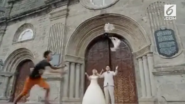 Momen lucu tertangkap kamera saat sepasang kekasih tengah bermesraan melakukan sesi foto pre-wedding.