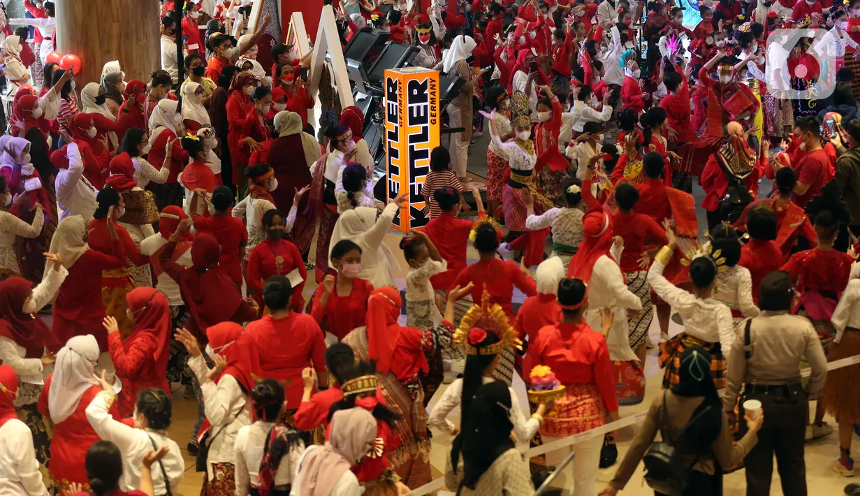 Sejumlah penari dari Yayasan Belantara Budaya Indonesia melakukan flashmob tarian daerah dalam acara bertemakan "Tunjukkan Indonesiamu" di Jakarta, Rabu (17/8/2022). Sebanyak 277 penari berkebaya merah putih menampilkan 17 tarian daerah yang bertujuan untuk  memperingati Hari Kemerdekaan ke-77 RI sekaligus sebagai bentuk gerakan dukungan Kebaya Goes to UNESCO.  (Liputan6.com/Johan Tallo)