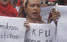 FOTO: Geruduk KPU, Ratusan Pengunjuk Rasa Tolak Hasil Pemilu yang Diduga Penuh Kecurangan