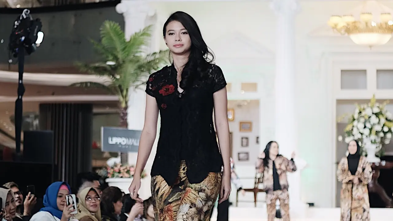 Gaya Yuki Kato Pakai Kebaya, Anggun dan Elegan