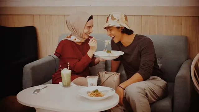 Sering Dikira Single, Ini 6 Potret Manis Arya Saloka dan Sang Istri