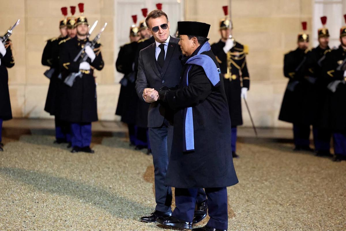FOTO: Momen Keakraban Prabowo dan Macron dalam Pertemuan di Istana Elysee