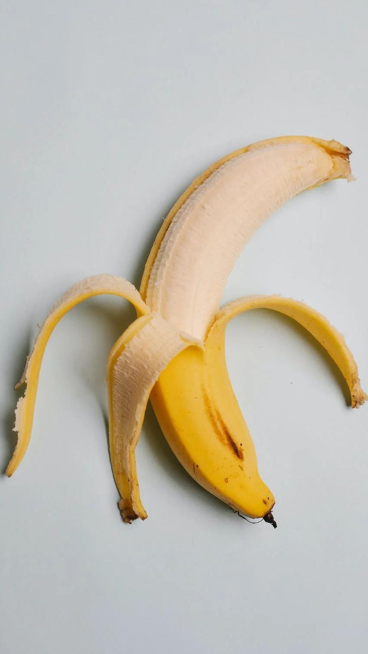 Sebagai calon ibu atau ibu baru, pasti ingin memastikan bahwa si kecil mendapatkan semua nutrisi yang dibutuhkannya untuk tumbuh kembang yang sehat. Salah satu makanan yang dapat menyediakan berbagai vitamin dan mineral penting bagi si kecil adalah pisang