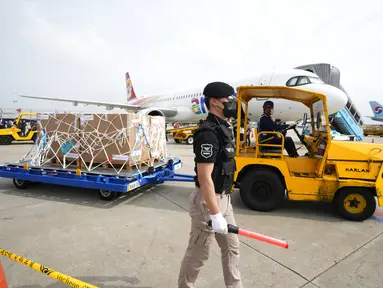 Paket vaksin COVID-19 Pfizer yang dikirim Israel tiba di Bandara Internasional Incheon di Incheon, Rabu (7/7/2021). Israel telah sepakat memberikan 700.000 vaksin Pfizer kepada Korea Selatan dan sebagai imbalannya Negeri Gingseng itu akan melakukan hal yang sama di masa depan. (AP/Ahn Young-joon)