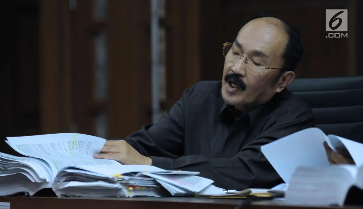Terdakwa kasus dugaan merintangi penyidikan korupsi e-KTP, Fredrich Yunadi memeriksa berkas saat sidang lanjutan di Pengadilan Tipikor, Jakarta, Kamis (5/4). Sidang mendengarkan keterangan saksi. (Liputan6.com/Helmi Fithriansyah)