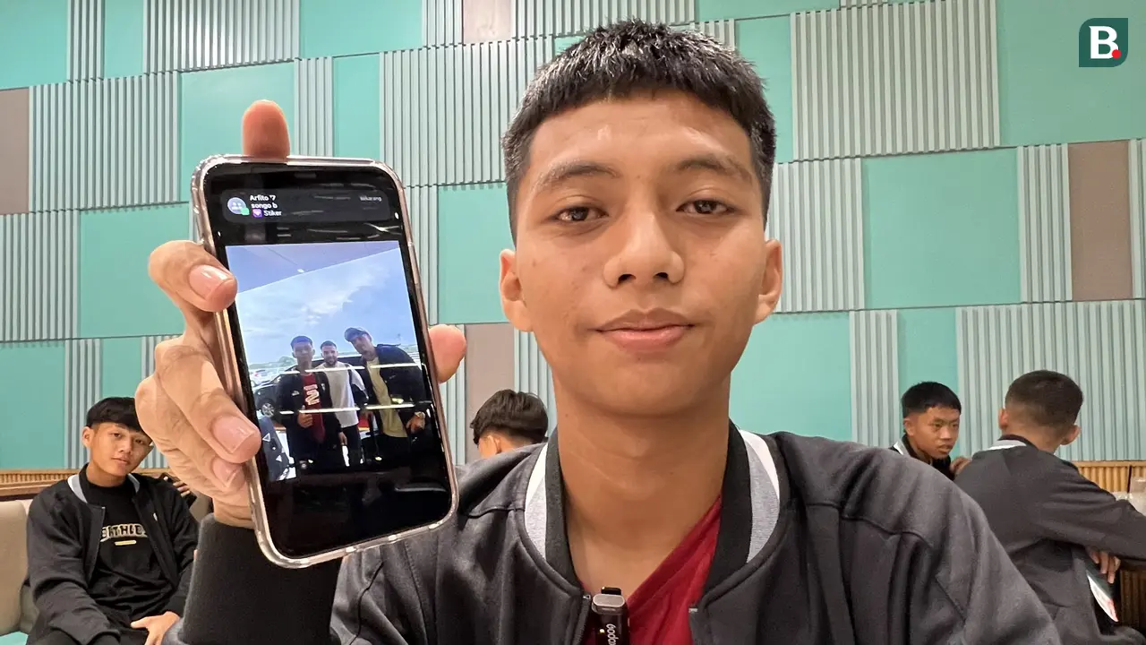 Pemain Korea-Korea Selecao, Muhammad Azzam Fathurrahman, menunjukkan foto dirinya saat bersua pemain Timnas Indonesia, Shayne Pattynama dan Calvin Verdonk
