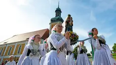 Sejumlah wanita berpakaian tradisional Sorbs membawa patung Bunda Maria saat menggelar ritual Whit Monday di Rosenthal, Jerman, Senin (10/6/2019). Minoritas Slavia di dekat perbatasan Jerman-Polandia menggelar ritual Whit Monday untuk memperingatan Bunda Maria. (AP Photo/Jens Meyer)