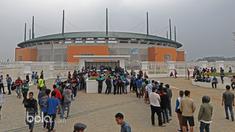 Suporter mulai memenuhi loket pembelian tiket sebelum laga Persib Bandung melawan Semen Padang di Stadion Pakansari, Bogor, Sabtu (11/3/2017). (Bola.com/Nicklas Hanoatubun)