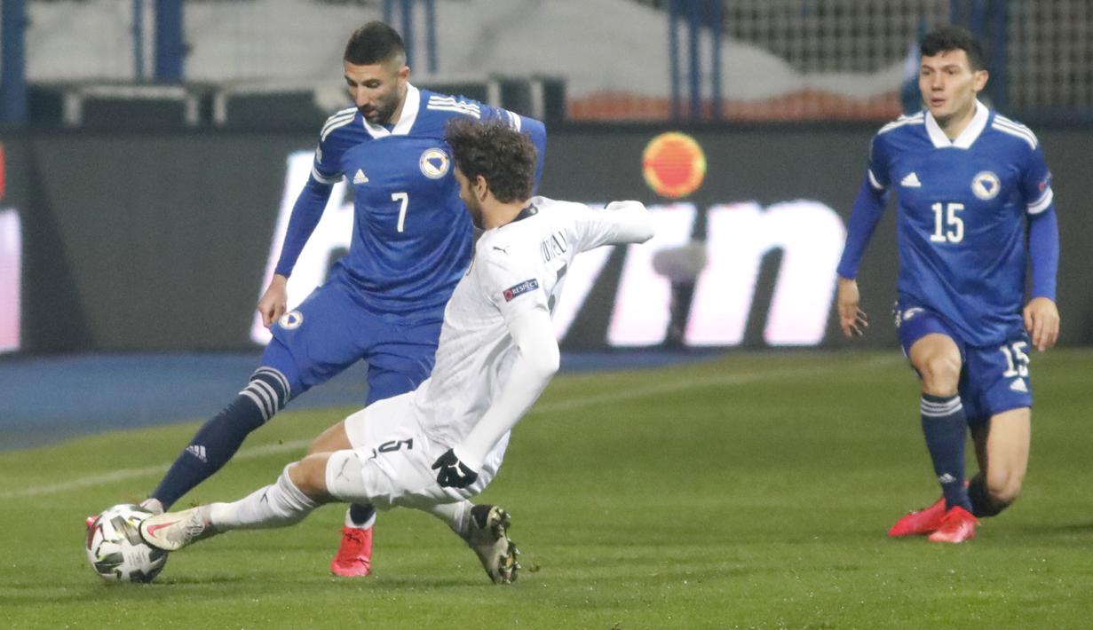 Pemain Bosnia-Herzegovina, Benjamin Tatar berusaha melewati gelandang Italia, Manuel Locatelli pada pertandingan UEFA Nations League di Grbavica Stadium, Sarajevo Bosnia, Rabu (18/11/2020). Italia menang 2-0 atas Bosnia-Herzegovina. (AP Photo / Kemal Softic)
