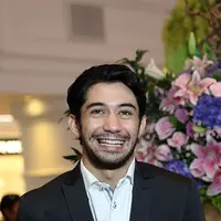 Reza Rahadian mengaku bahwa sederet piala penghargaan yang diraihnya adalah salah satu bentuk pacuan dan motivasi agar bisa menciptakan suguhan akting yang memukau. (Nurwahyunan/Bintang.com)