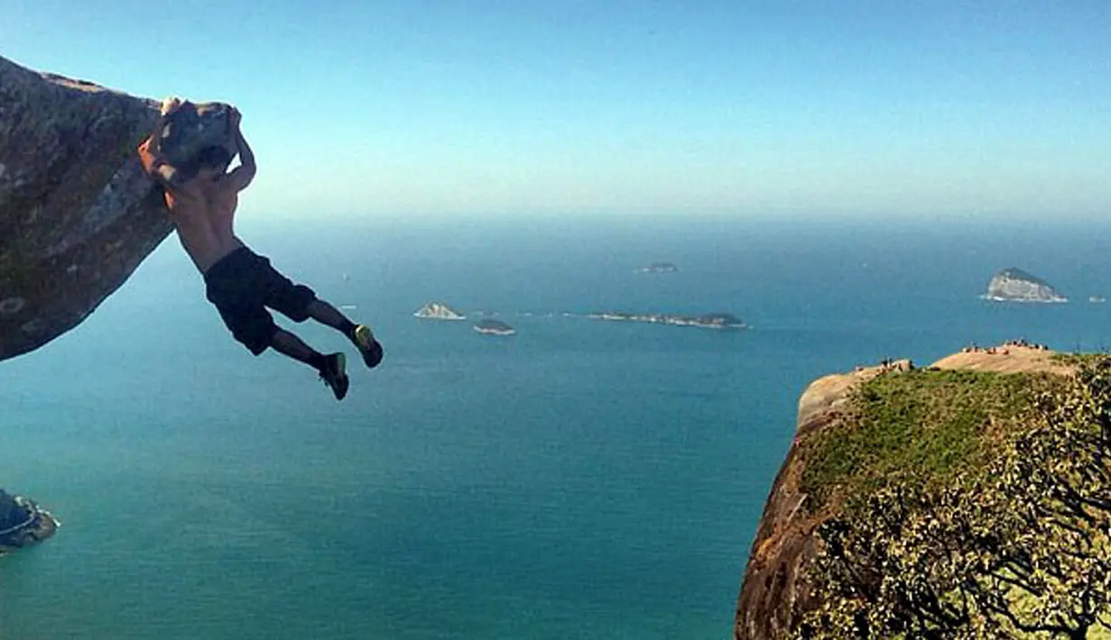 Luis Fernando Candela melakukan gerakan Pull-up disalah satu tebing yang tinggi di taman nasional Pedra Branca, Brasil. Ia sering sekali melakukan tindakan berbahaya yang dapat mengancam nyawanya. (Dailymail.co.uk)
