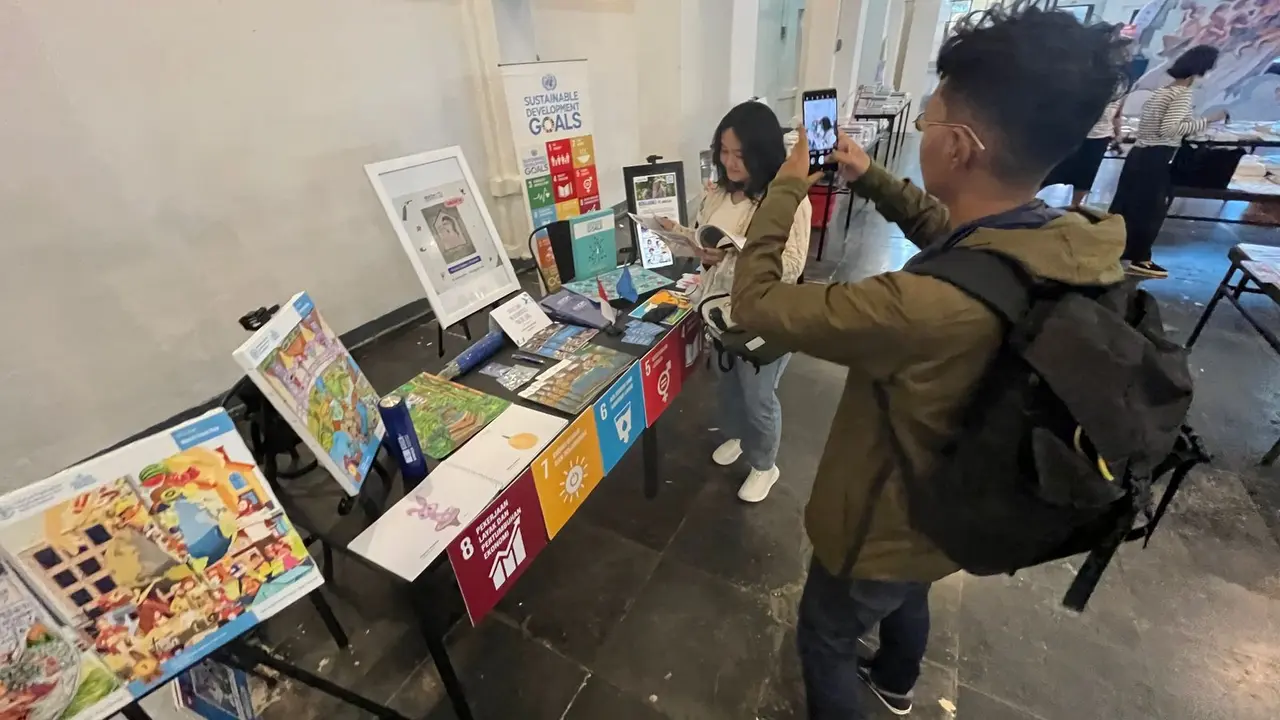 Pengunjung mempelajari materi pada "UN Corner" yang hadir pada festival literasi anak Patjarmerah Kecil di Posbloc Jakarta (Dok. Bayu Wicaksono/UNinIndonesia)