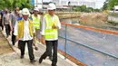 Presiden Joko Widodo (Jokowi) ditemani oleh Menteri PUPR Basuki Hadimuljono meninjau pembangunan sodetan dari Sungai Ciliwung menuju Kanal Banjir Timur (KBT), Selasa (24/11/2023). Sebagai informasi, proyek ini membentang dari titik masuknya air (inlet) di Sungai Ciliwung daerah Bidara Cina di Jakarta Timur dan tempat keluarnya air (outlet) di Kanal Banjir Timur di kawasan Kebon Nanas, Jakarta Timur. (FOTO: Agus Suparto/Biro Pers Istana Kepresidenan)