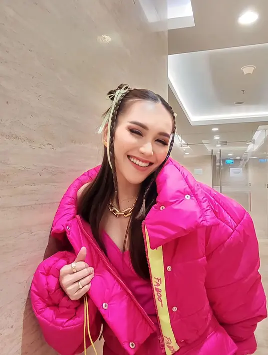 Gemas, kali ini Ayu Ting Ting tampil dengan nuansa Y2K. Pesona awet muda dari nuansa makeup yang cute dan rambut ditata dengan gaya Y2K yang tak kalah menggemaskan. [Foto: Instagram/ayutingting92]